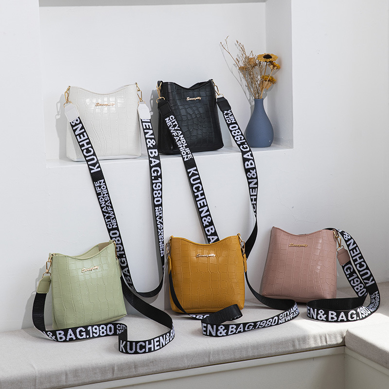 Foreign Trade Girl2021New Fashion Versatile Women's Bag Small Design Crossbody Bucket Bag Handmade Bag Wholesale